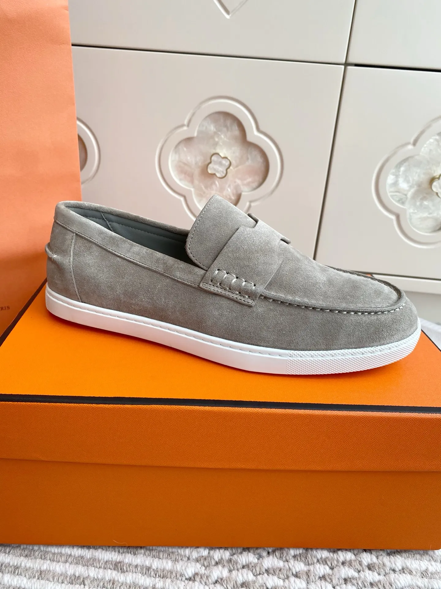 p560✨Hermes Couple Loafers｜Walking in the urban high-end, easily wearing Hermès temperament✨Who says luxury and comfort can’t have both?  This pair of H’s classic loafers really does it!  ▪️"Customized imported Yangjing fabric" is soft and delicate ▪️"Full sheepskin lining" + "soft-soled shoes" design. Your feet will be healed the moment you put them on~ It's like stepping on clouds☁️You won't feel tired after walking all day!  The iconic "H" buckle is low-key and luxurious. It is matched with a rubber outsole. It is lightweight and stylish. Whether you are commuting or shopping, you can easily achieve casual urban style🏙 Can be worn by couples. Full range of sizes, girls 35-41 | boys 39-45. Wear them together when going out. Sweet and high-end💑 Original mold opening. Details are in place. Those who understand will be attracted at a glance ️❤️ #Hermès loafers #coupleshoes #lightweight and versatile shoes